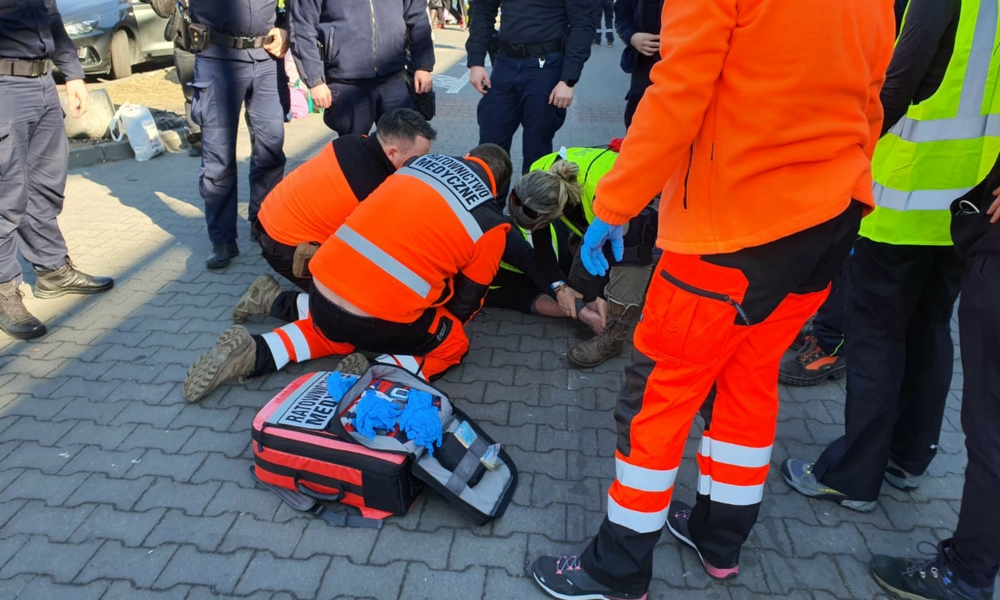 Studenci ratownictwa medycznego pomagają na granicy