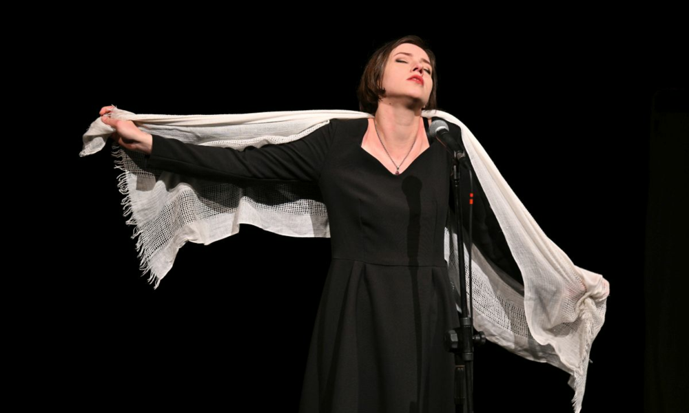 Karolina Hozer, studentka Wydziału Jazzu, w roli Edith Piaf w spektaklu Teatru Miejskiego w Nysie