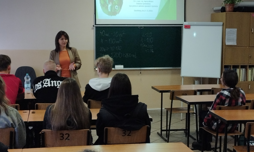 Studenci Koła Naukowego  EDUKATORZY ŻYWIENIA goszczą z prelekcją nt. "Być świadomym konsumentem” w ZS w Głuchołazach