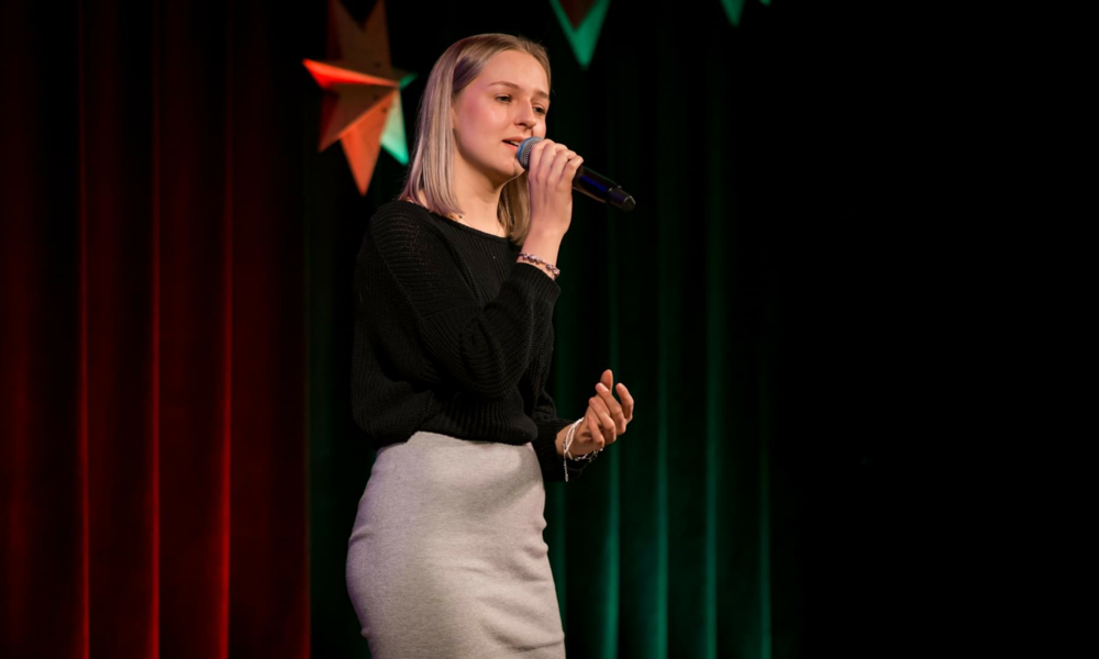 Wiktoria Wójtowicz laureatką Ogólnopolskiego Festiwalu Kolęd i Pastorałek w Komprachcicach