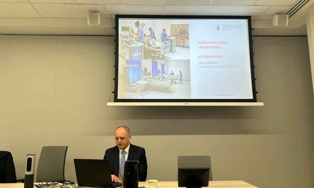 Rektor prof. Mariusz Kołosowski na posiedzeniu Komisji Rodziny, Zdrowia, Środowiska i Spraw Społecznych Sejmiku Województwa Opolskiego