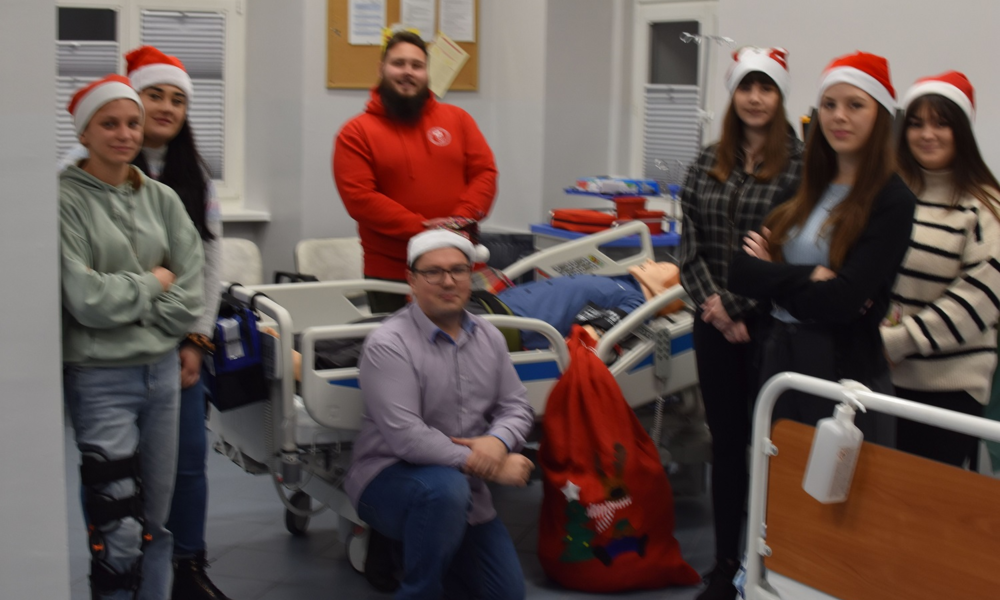 Nauka w służbie drugiemu człowiekowi – grudniowe inicjatywy studentów SKN „Fenix”