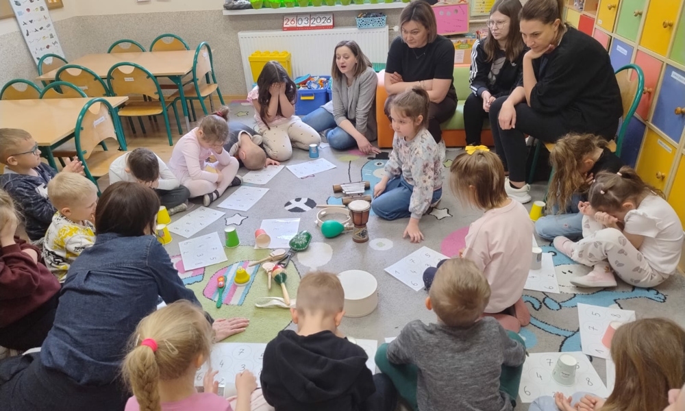 Studentki III roku pedagogiki przedszkolnej i wczesnoszkolnej na praktyce śródrocznej wychowawczo-dydaktycznej w Przedszkolu w Sidzinie