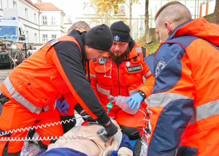 Studenci pomagali ofiarom wypadku drogowego