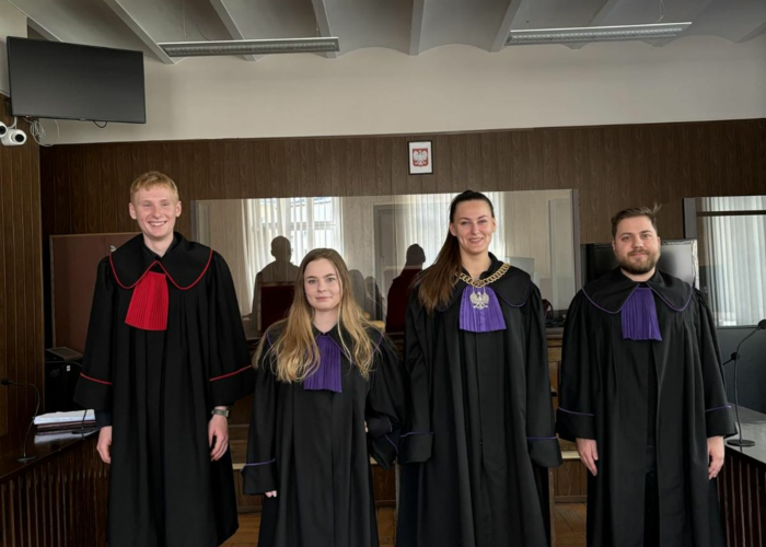 Studenci administracji na zajęciach praktycznych