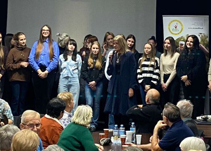 Warsztaty międzypokoleniowe studentek Pedagogiki przedszkolnej i wczesnoszkolnej z seniorami Uniwersytetu Trzeciego Wieku w Niemodlinie