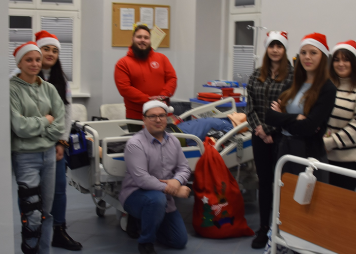 Nauka w służbie drugiemu człowiekowi – grudniowe inicjatywy studentów SKN „Fenix”